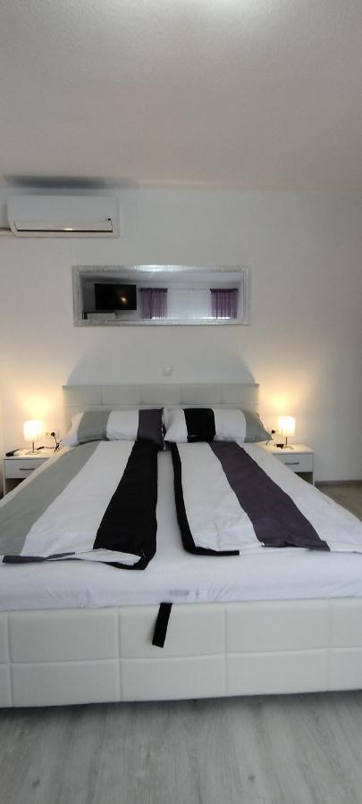 Guest House Laura Korenica Exterior photo